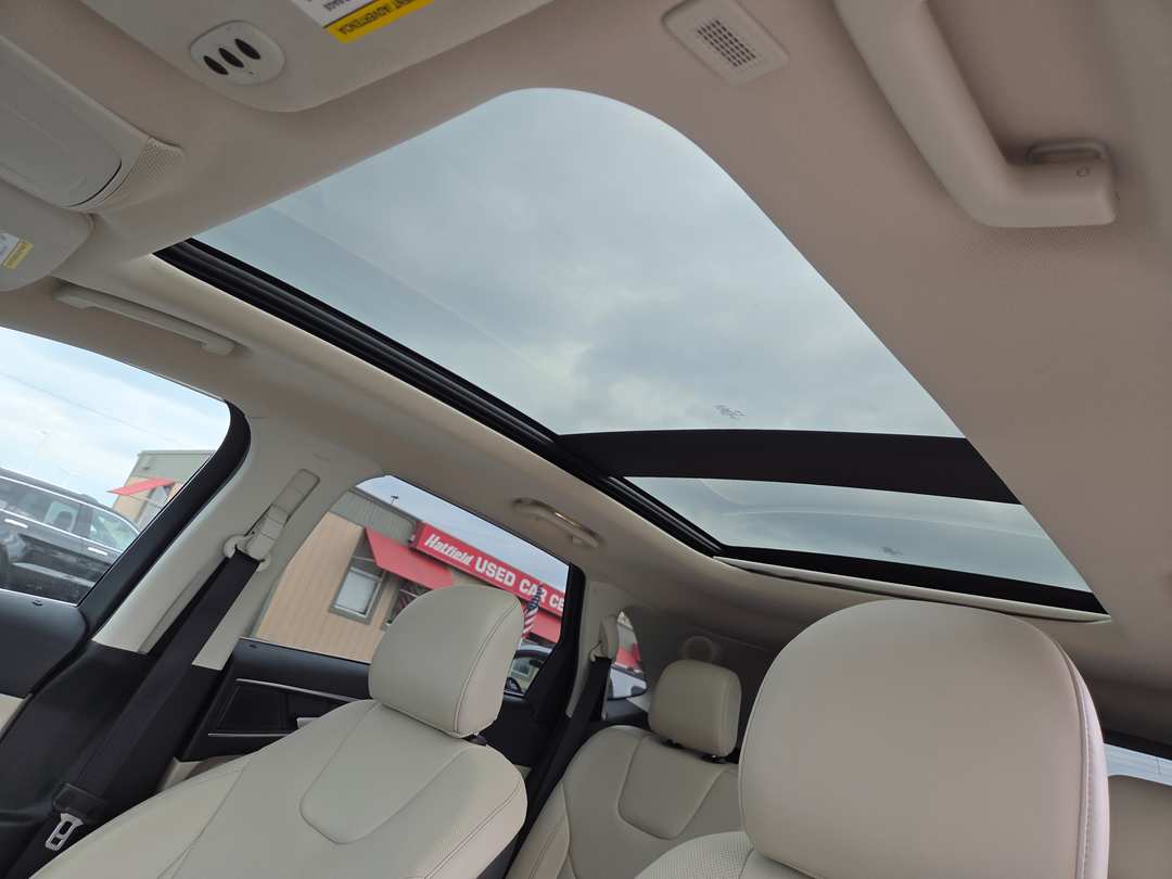 2019 Ford Edge Titanium - Image 3